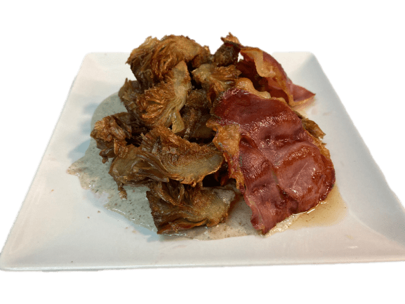 plato de alcachofas fritas con jamón pasado y salsa de boletus