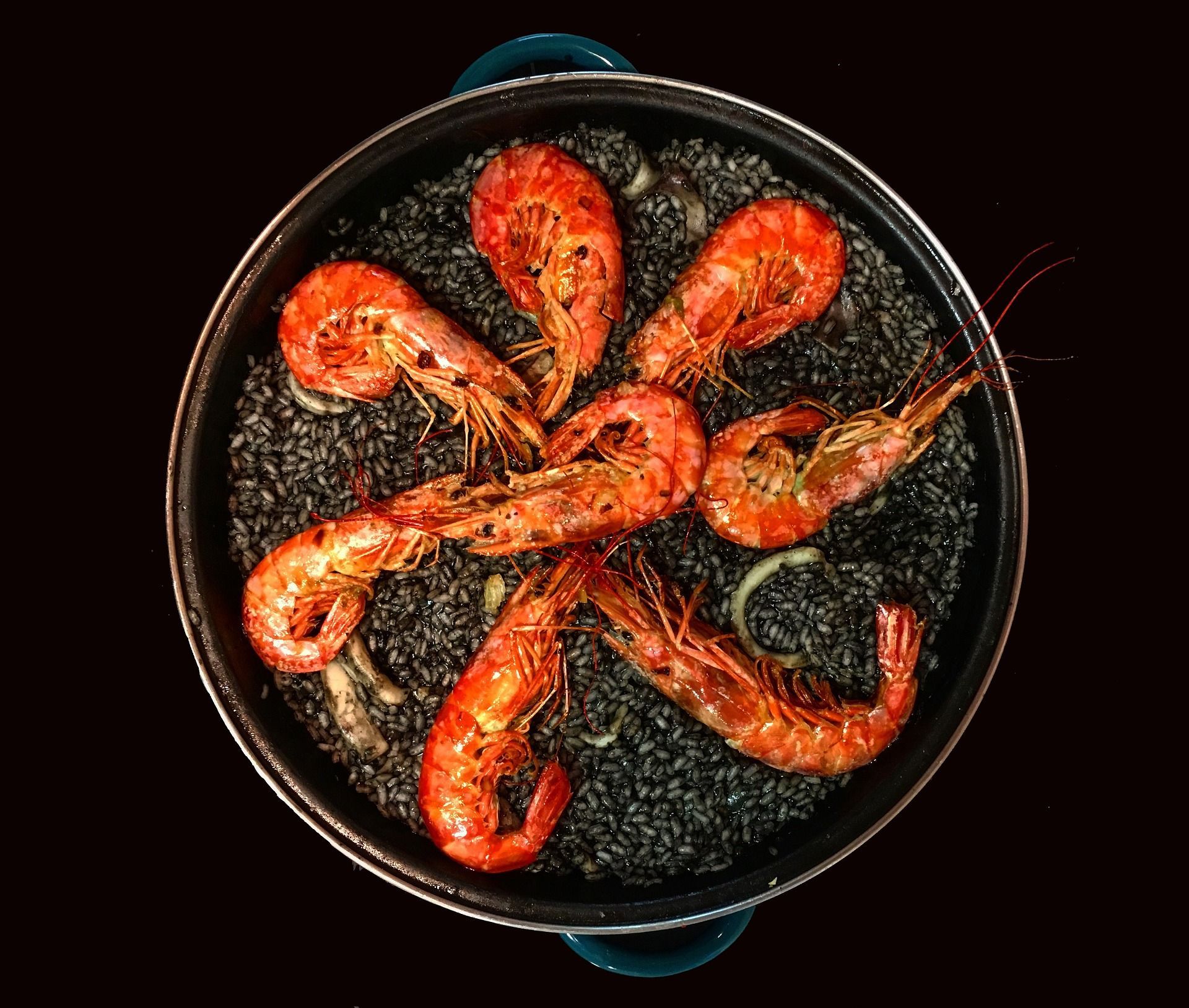arroz negro paellera con arroz negro de calamares y gambones