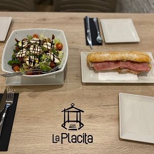 bocadillo de lomo y una ensalada de queso, lechuga y tomates cherry en Bar La Placita