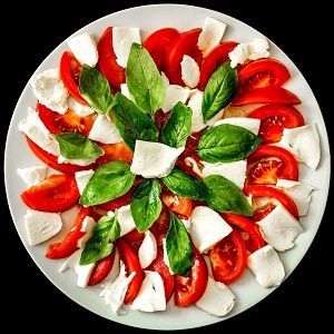 plato de ensalada de queso y tomate