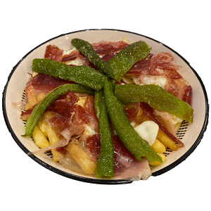 Plato combinado de lomo, jamón, patatas y pimientos verdes fritos
