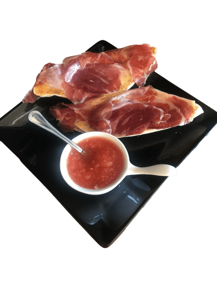 Desayuno de tostadas de aceite, tomate y jamón