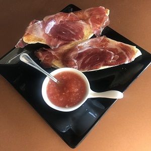 Desayuno de tostadas de aceite, tomate y jamón