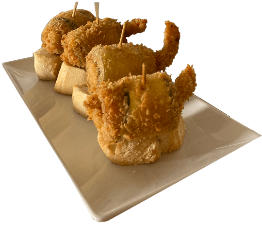 plato con tres pinchos de rollitos rebozados de calabacín y jamón