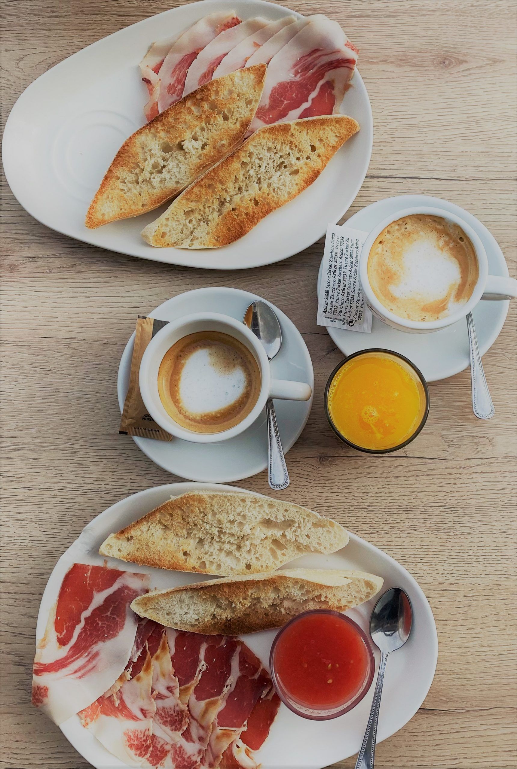 Tostadas de aceite, jamón  y tomate, café y zumo de naranja natural