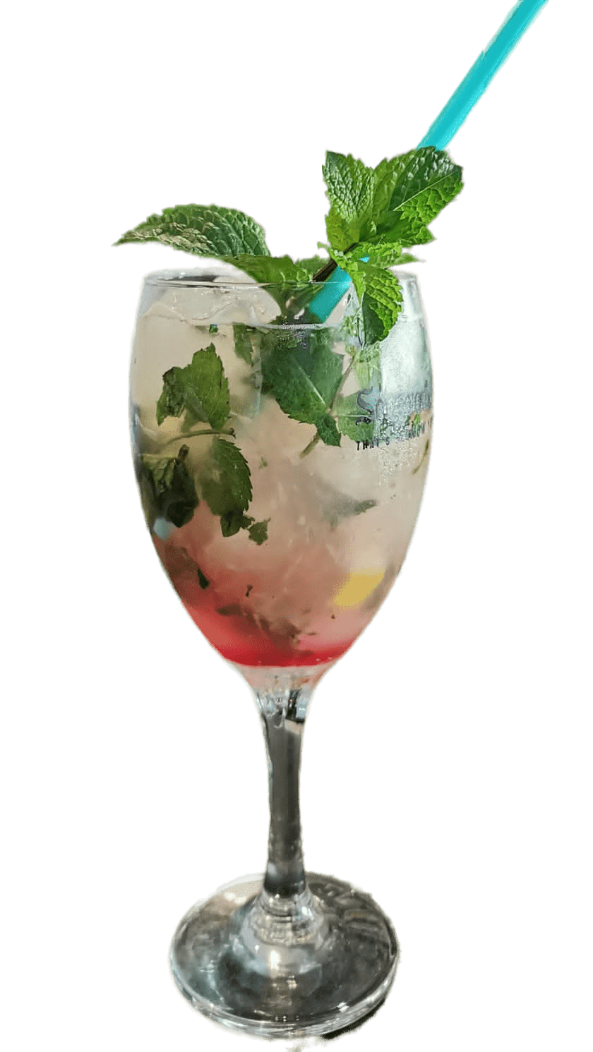 copa alta con mojito, hierbabuena y hielo picado 