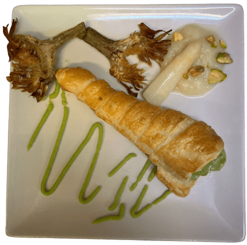 Verduras plato con hojaldre de verduras, alcachofas fritas y espárragos de Navarra