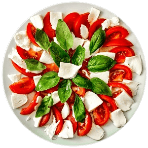 plato de ensalada de queso y tomate