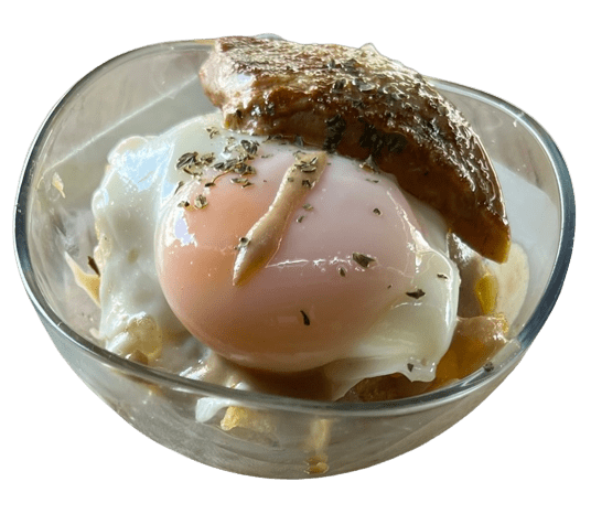 plato de huevos rotos con foie y salsa de boletus