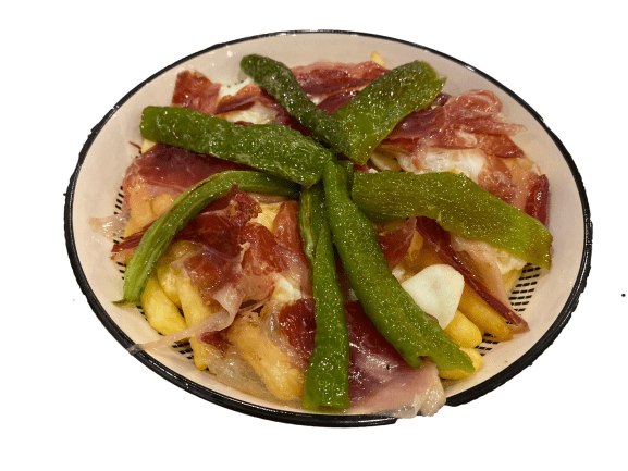 Plato combinado de lomo, jamón, patatas y pimientos verdes fritos